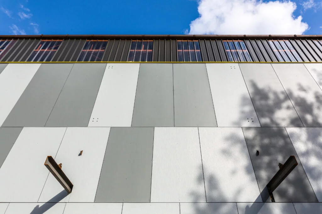 Transformation pour une entreprise d'un bâtiment en magasin de sport à Modane. 3 photographie d'un bâtiment rénové à Modane