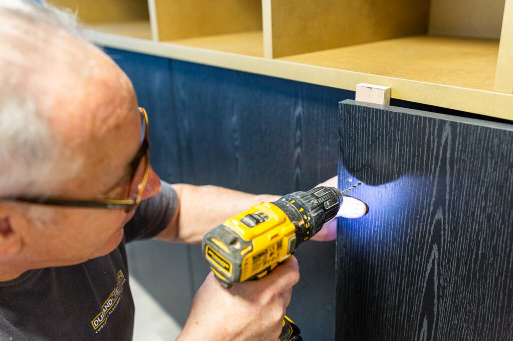 Geste technique d’un artisan en plein travail